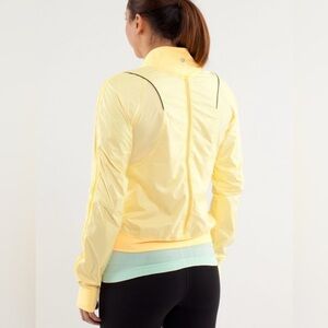 Lululemon Run: Two To Make It True Jacket in Mellow Lemon / Burning Yellow